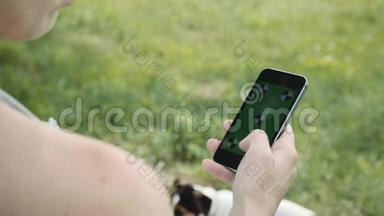 在公园使用手机的孕妇